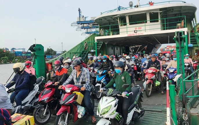 Hình hội bạn trẻ đi xe máy vượt phà