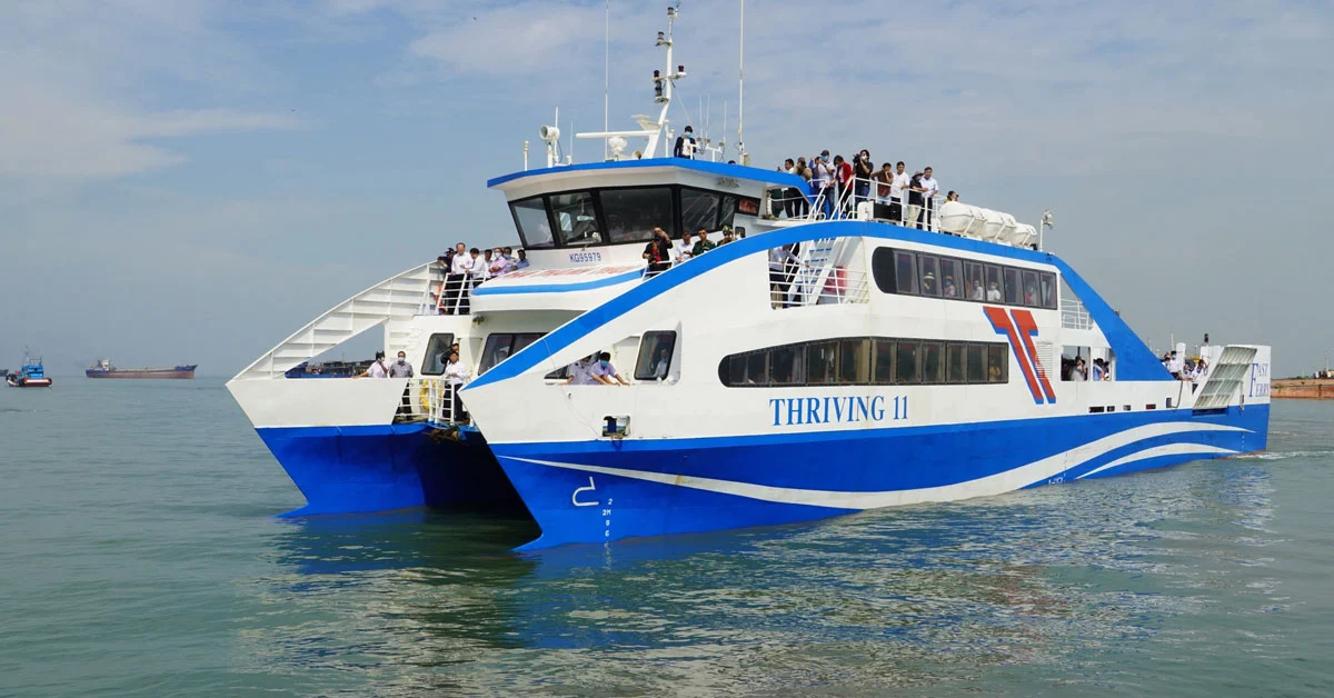 Phà hiện đại vận chuyển cả người và phương tiện
