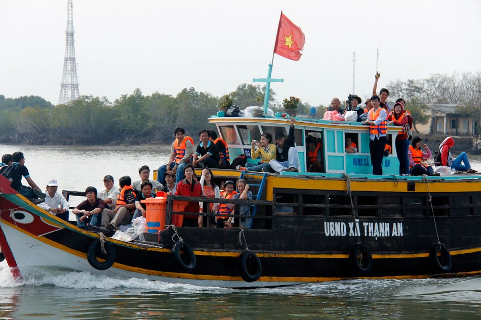 Thạnh An không đón bạn bằng hào nhoáng. Chỉ có đò gỗ, tiếng sóng và nụ cười hiền lành.