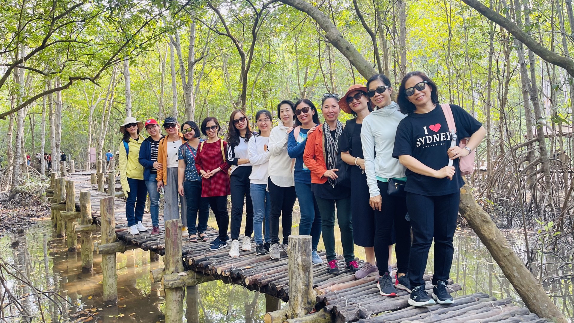 Du khách tham quan Rừng Sác